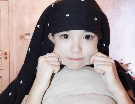 总是怀疑她该不会是谁家的小学生偷玩妈妈的手机,肉嘟嘟的脸让人忍不