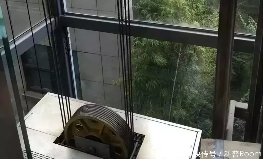 钢丝绳断裂电梯不会坠落到底部?原理完全颠覆常识!刚相用金刚般若掌重伤张三丰,若换成扫地僧,结果如何?