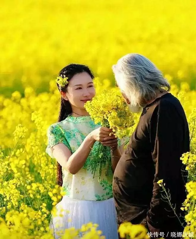 張紀(jì)中陪小30歲嬌妻踏春，油菜花田跳舞顯幸福夫妻同框似老友播報(bào)文章