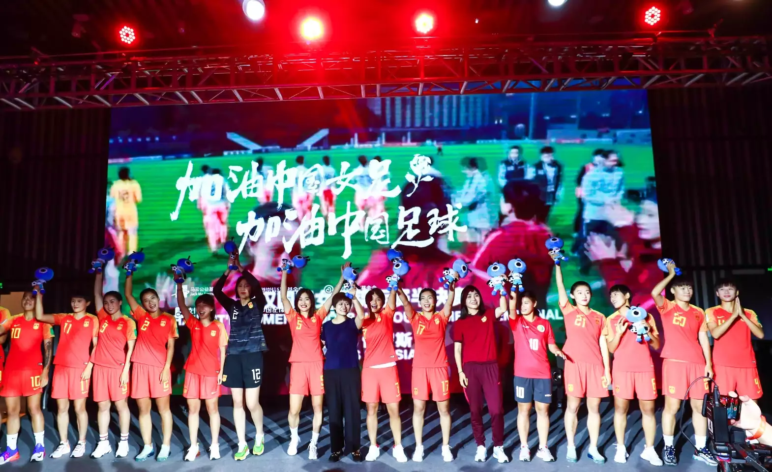 体育的力量！中国女足赞助商已达15个：成体育圈新顶流！这三位演员的气质太好了，右边俞飞鸿，左边袁咏仪，中间是谁呢？