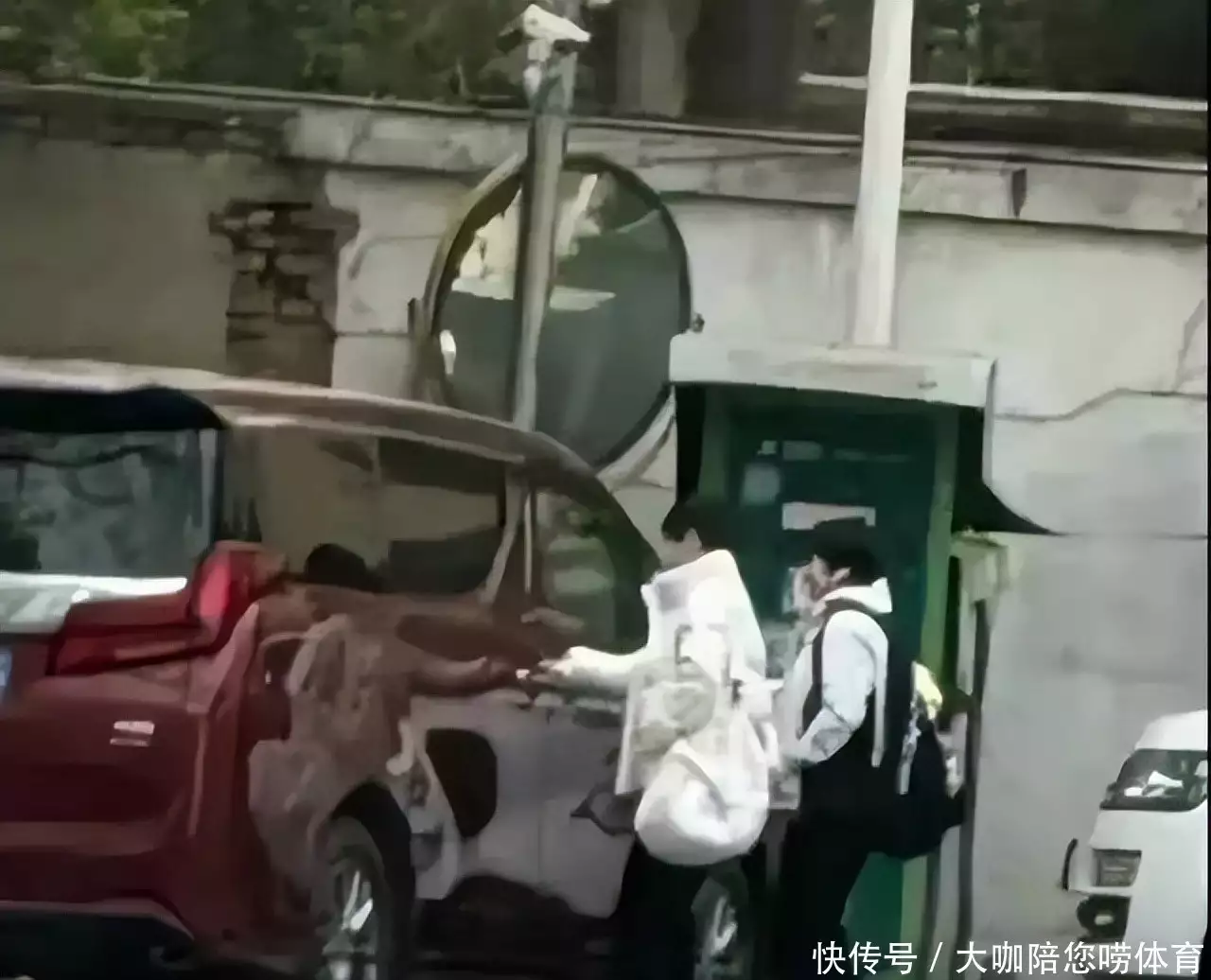 中国乒乓球队隐身富豪Pudukkottai!开4三辆接孙颖莎,爱女年轻漂亮娇媚女子看到女友的家是一幢豪宅,提出分手并带行李离开:你不够真诚(图6) 中国乒乓球队隐身富豪Pudukkottai!开4三辆接孙颖莎,爱女年轻漂亮娇媚女子看到女友的家是一幢豪宅,提出分手并带行李离开:你不够真诚(图6)