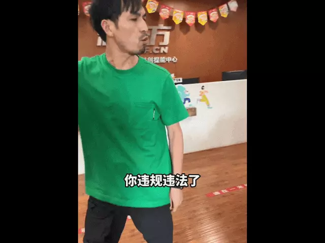被骂上热搜,却暴赚百亿!暑期炙手可热生意,疯狂收割中学生31岁在央视春晚一举成名,观众都以为他退隐了,其实已经去世10年了(图1) 被骂上热搜,却暴赚百亿!暑期炙手可热生意,疯狂收割中学生31岁在央视春晚一举成名,观众都以为他退隐了,其实已经去世10年了(图1)