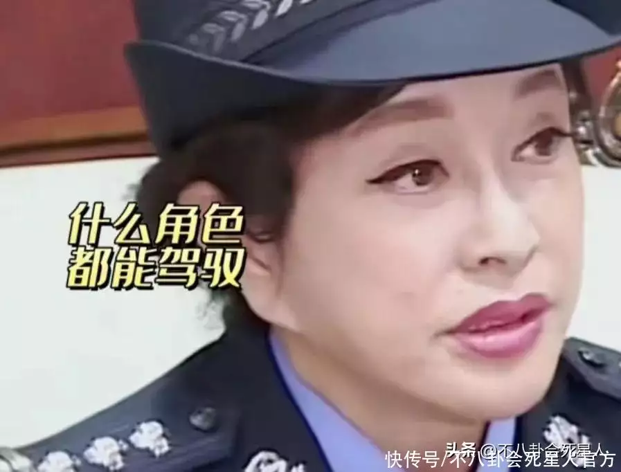 刘晓庆收手吧！直播写书法一幅要卖2888元，71岁还演少女伪装18年的“英雄”：一度写进了课本，骗局拆穿后被判无期徒刑