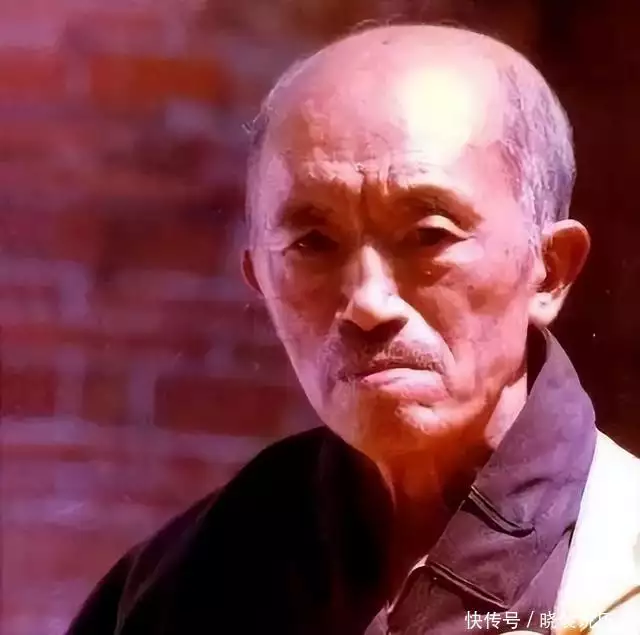 海灯法师77岁，凭借二指禅倒立走红，圆寂多年后，徒弟说出真相李保田儿子精神引担忧，浑身纹身夸张乱蹦太放飞，被讽刺有个好爹