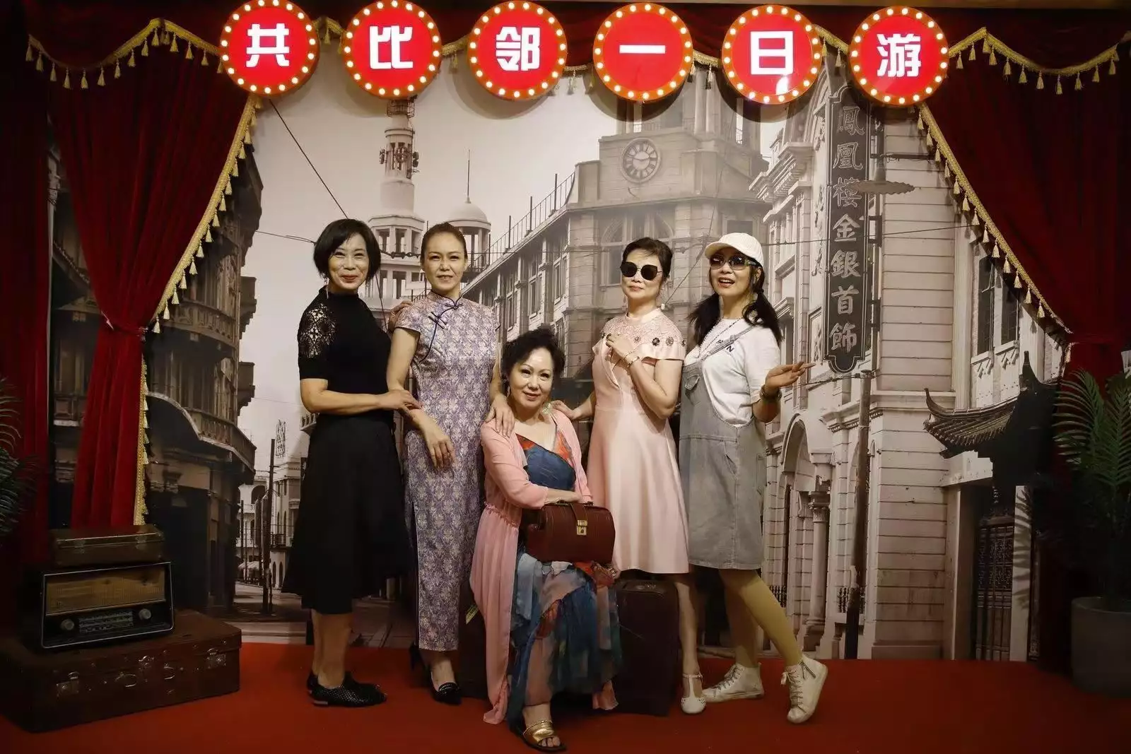 饿了么联创再创业，「共比邻」从聚会旅游切入，抓住银发经济里的活力人群｜早期项目曾与刘德华翻脸，打吴京吐血，跟随成龙29年8万被开除，后靠打工维持生计(图3)