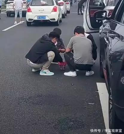 高速堵车6小时 车友坐地打麻将（高速堵车能不能下车） 第6张