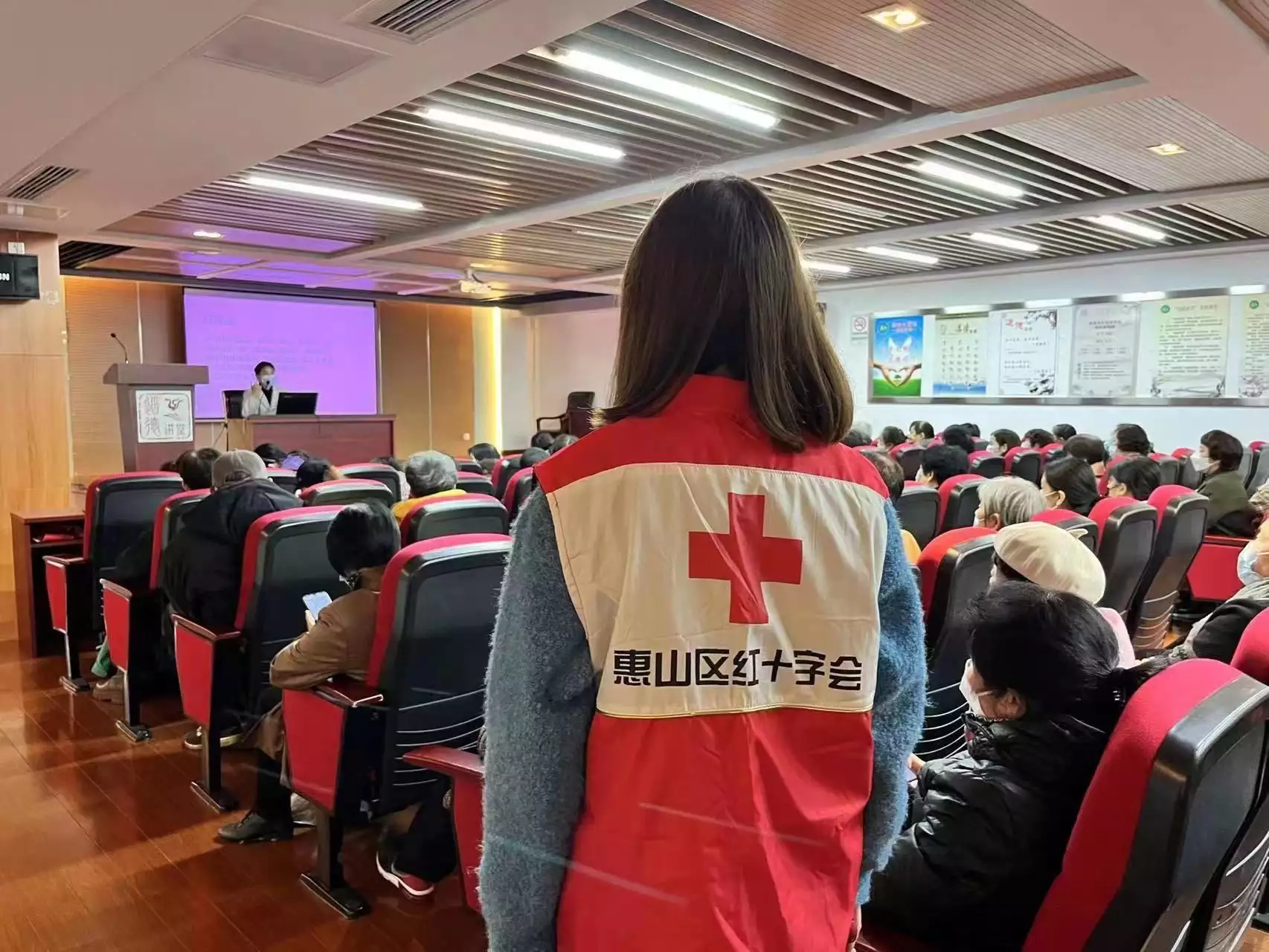 惠山区长安街道惠南社区开展中医健康养生讲座没想到，今年“挤奶衫”才是最流行的，谁穿谁好看，显身材有气质