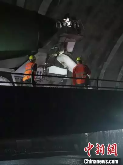 青岛胶州湾二隧施工至海面下115米 系目前国内海底道路隧道最深深度