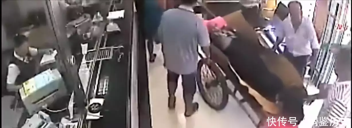 70岁老人病重急需用钱,银行非要本人来取钱,家属抬进银行后猝死从“受害者”到“弟中弟”,如今的韩国为何被日本瞧不起? 70岁老人病重急需用钱,银行非要本人来取钱,家属抬进银行后猝死从“受害者”到“弟中弟”,如今的韩国为何被日本瞧不起?