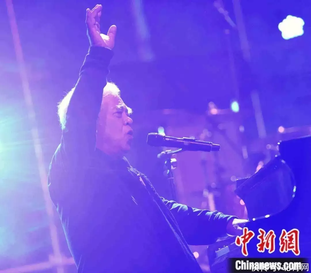 东西问·人物｜“声生不息”的“台湾民谣之父”胡德夫没想到，今年“挤奶衫”才是最流行的，谁穿谁好看，显身材有气质(台湾歌唱家胡德夫的歌)