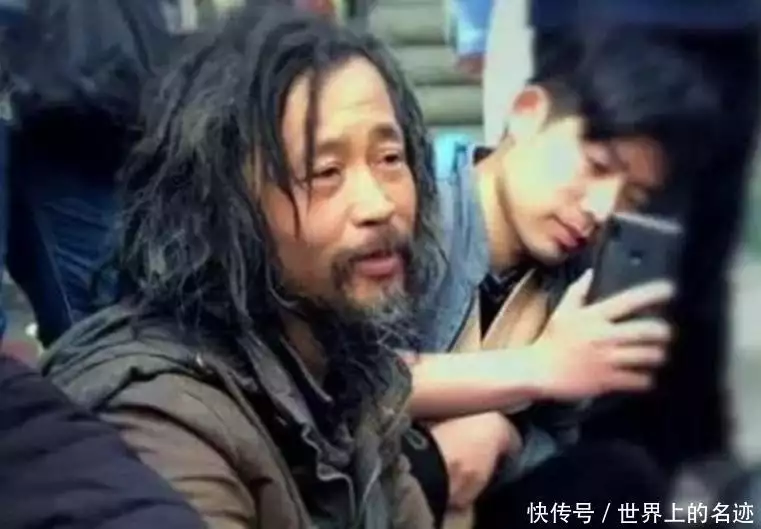 “流浪大师”沈巍：现场直播露宿年赚200万，丘壳后却将钱全部捐掉？当年他用1400张照片，毁掉刘嘉玲、谢霆锋和谢霆锋，现在怎么样了(图2)