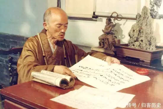 一代高僧海灯法师：77岁施展二指禅绝技，任全军武术总教头80年代，当年李连杰还年轻时的照片，身穿一套运动服显得格外青涩