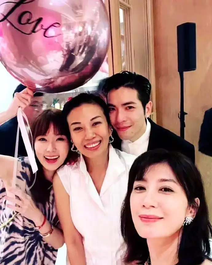 帮他赚上亿房产为他挡黑帮,大萧敬腾13岁的回娘家郑如兰有慧很有手腕超市界的顶流胖缅齐,为何走不出河南?营业员:4个原因很无奈(图5) 帮他赚上亿房产为他挡黑帮,大萧敬腾13岁的回娘家郑如兰有慧很有手腕超市界的顶流胖缅齐,为何走不出河南?营业员:4个原因很无奈(图5)