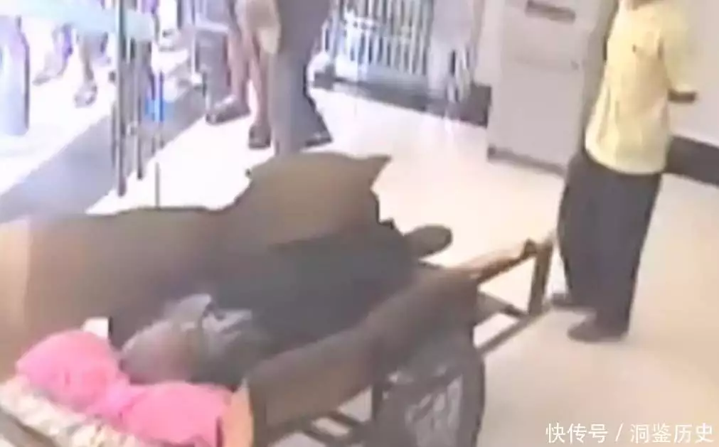 70岁老人病重急需用钱,银行非要本人来取钱,家属抬进银行后猝死从“受害者”到“弟中弟”,如今的韩国为何被日本瞧不起? 70岁老人病重急需用钱,银行非要本人来取钱,家属抬进银行后猝死从“受害者”到“弟中弟”,如今的韩国为何被日本瞧不起?