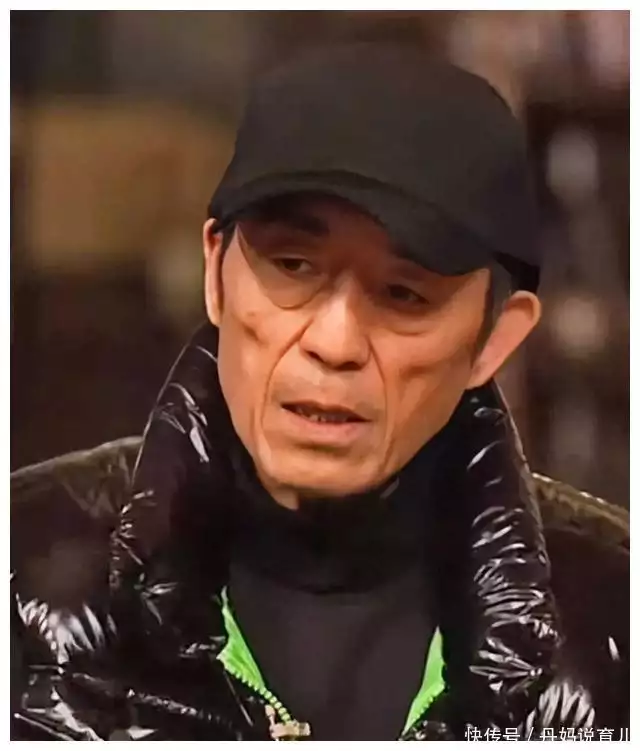 张艺谋为新电影做宣传，厚底鞋配小马甲挺年轻！陈婷费尽心思了！“后悔没生在中国”，美国0分中文试卷走红，留学生笑出了声