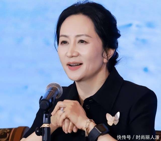 50岁孟晚舟排场真大！戴10万元胸针风光回母校，穿粉裙扮嫩美出圈_【快资讯】