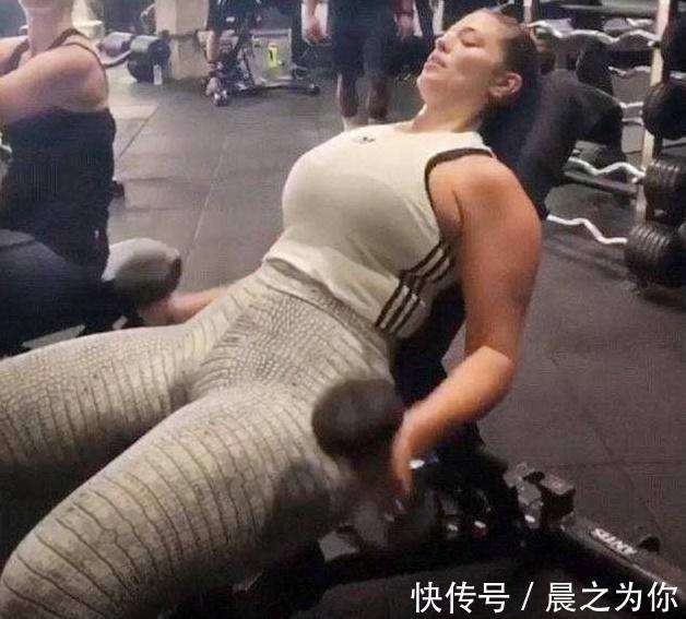 热爱健身的180斤女模特，大腿又粗又壮，却是让很多人欲罢不能