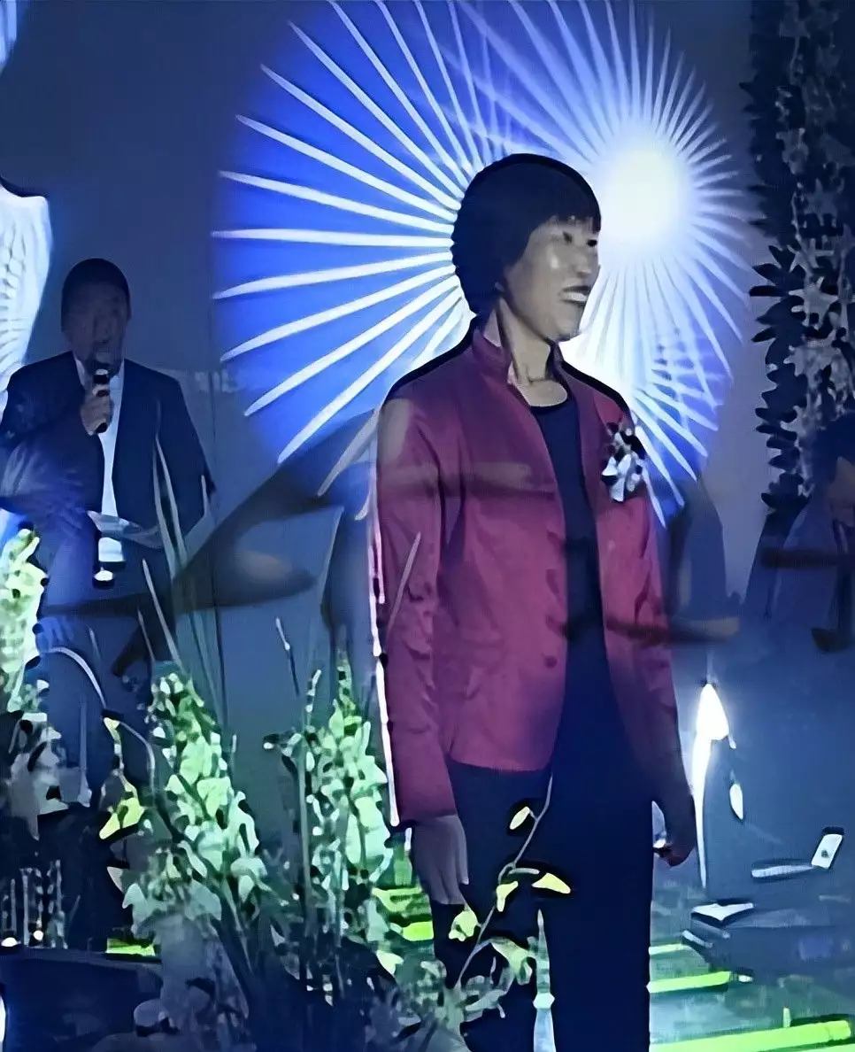 回顾:老将慨叹,声名狼藉?冯小刚被徒弟责骂:私人生活太混乱31岁在央视春晚一举成名,观众都以为他退隐了,其实已经去世10年了(图11) 回顾:老将慨叹,声名狼藉?冯小刚被徒弟责骂:私人生活太混乱31岁在央视春晚一举成名,观众都以为他退隐了,其实已经去世10年了(图11)