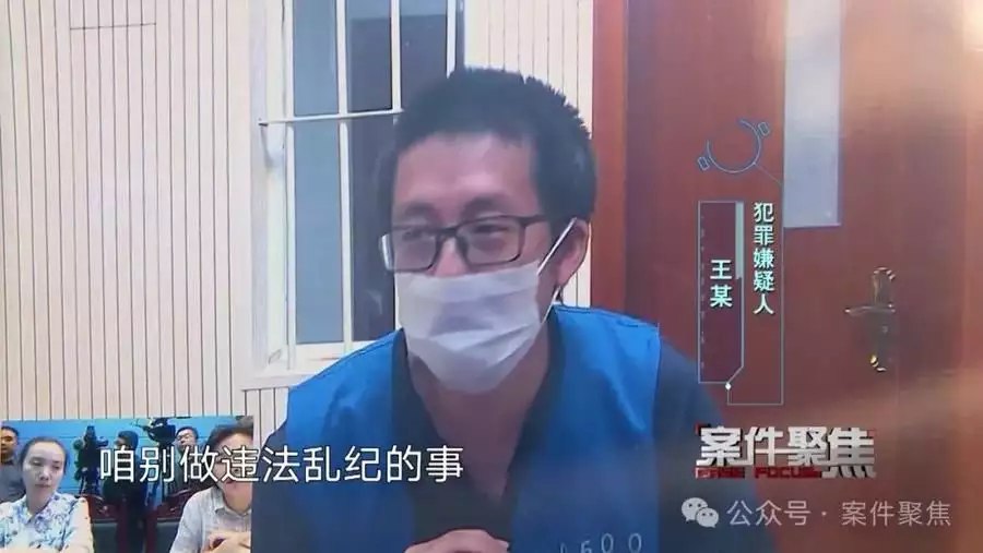 一场现场直播元老红包百万,主持人再把钱还给元老,这是什么操作?黄圣依高中无人敢告白,看了初二照片,网友:就这相貌谁敢追?(图2) 一场现场直播元老红包百万,主持人再把钱还给元老,这是什么操作?黄圣依高中无人敢告白,看了初二照片,网友:就这相貌谁敢追?(图2)