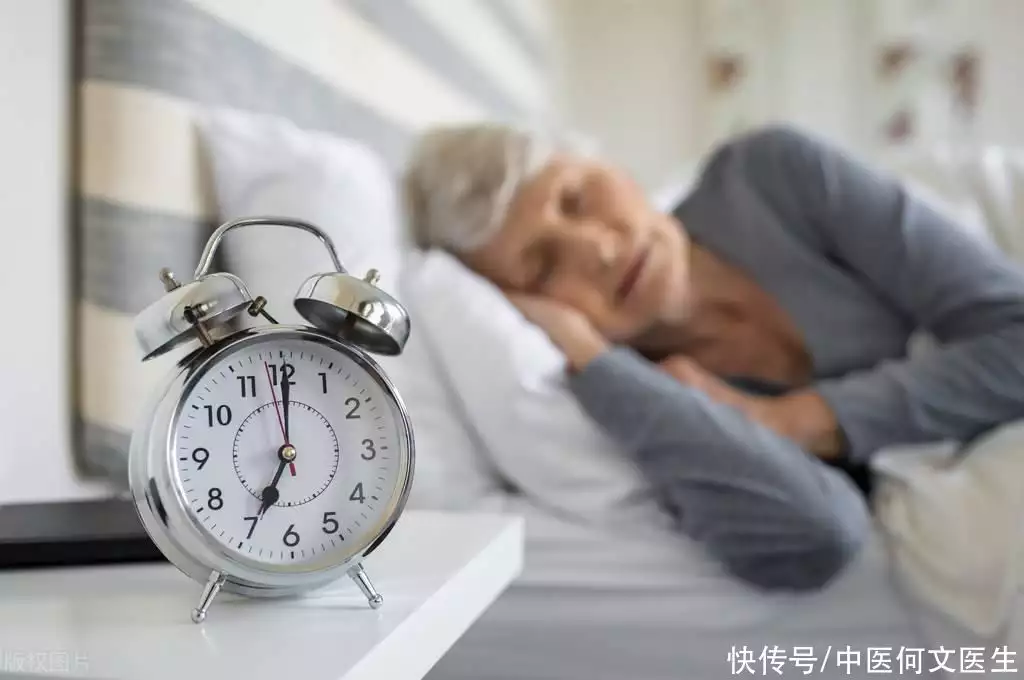 大家都被“8小时睡眠论”洗脑了？50岁后，最佳睡觉时间是多久？