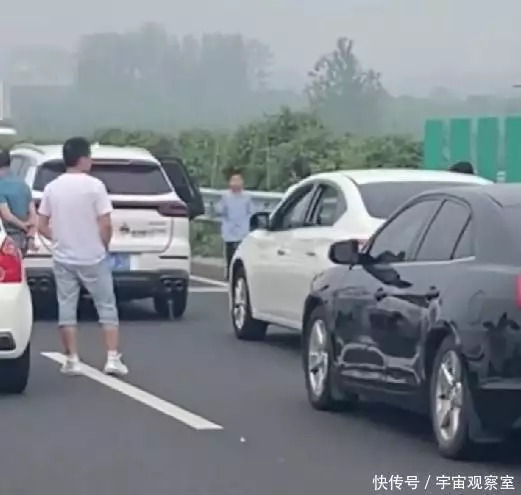 高速堵车6小时 车友坐地打麻将（高速堵车能不能下车） 第2张