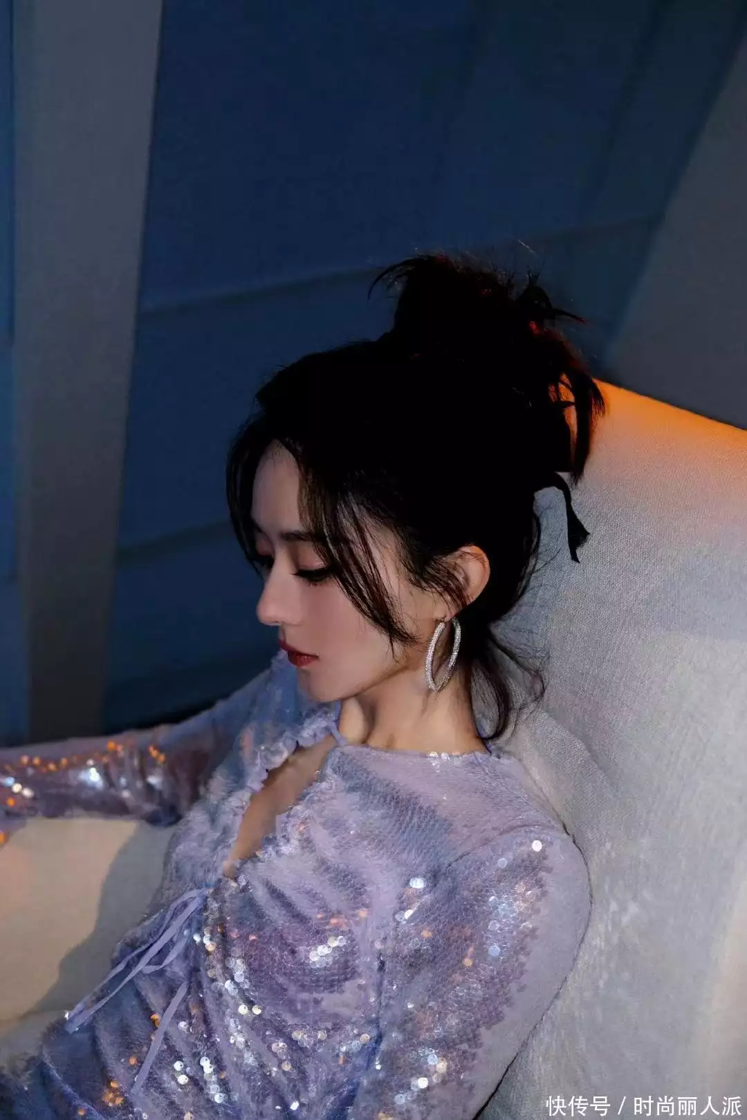 赵丽颖时尚感开挂！穿亮片裙秀美腿嫩成少女，性感腰臀比辣上热搜颖儿从不追求丰满身材，穿亮片吊带裙配长直发，一般人穿不出气质