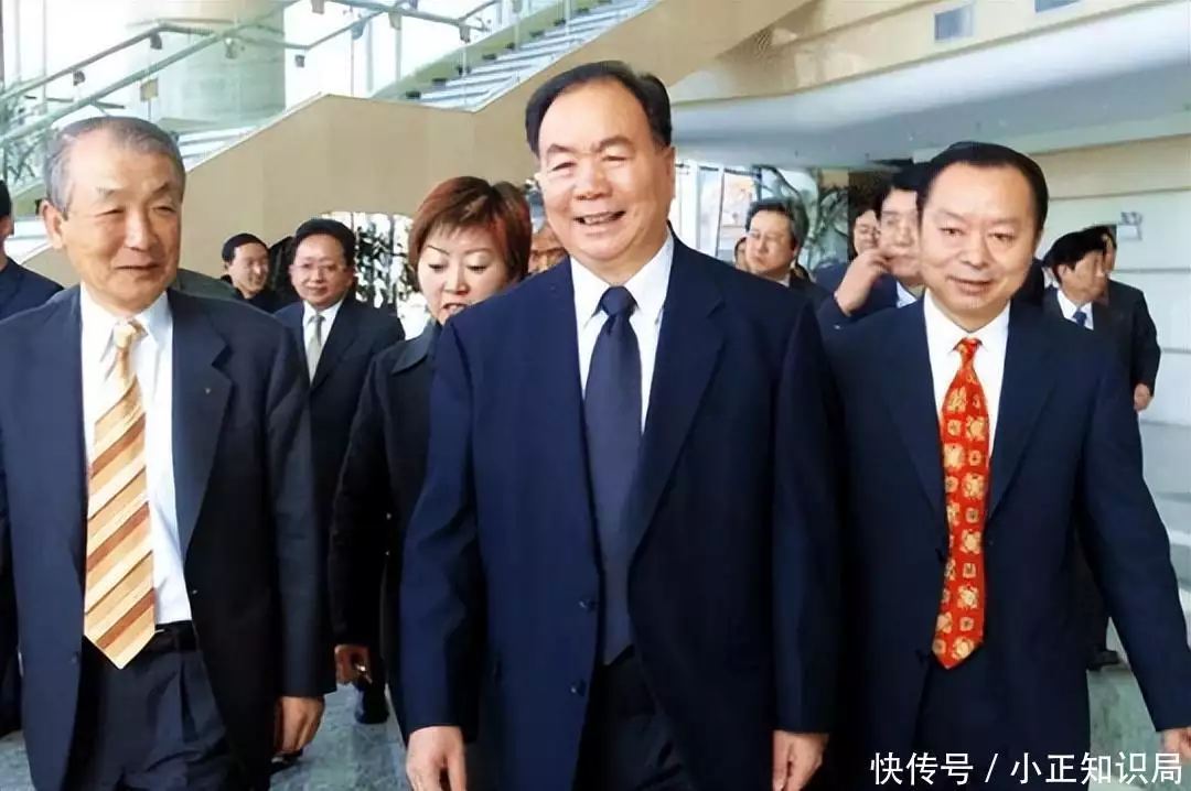 居民凑70块供他创业者,赚百亿元后开飞机Axat,给老人发千万提成当年红遍网络回家了的犀利哥如今又开始了流浪者(图16) 居民凑70块供他创业者,赚百亿元后开飞机Axat,给老人发千万提成当年红遍网络回家了的犀利哥如今又开始了流浪者(图16)