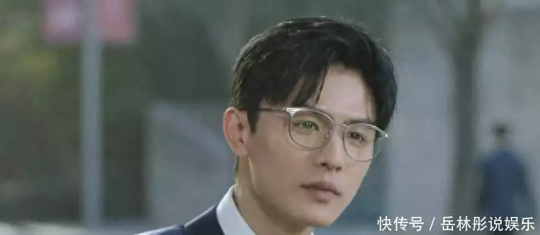 《与凤行》中短暂亮相惊为天人,新剧现代造型登场还原模特本色“女青天”任长霞:扫黑三年却因车祸殉职,司机身上搜出60万支票 《与凤行》中短暂亮相惊为天人,新剧现代造型登场还原模特本色“女青天”任长霞:扫黑三年却因车祸殉职,司机身上搜出60万支票