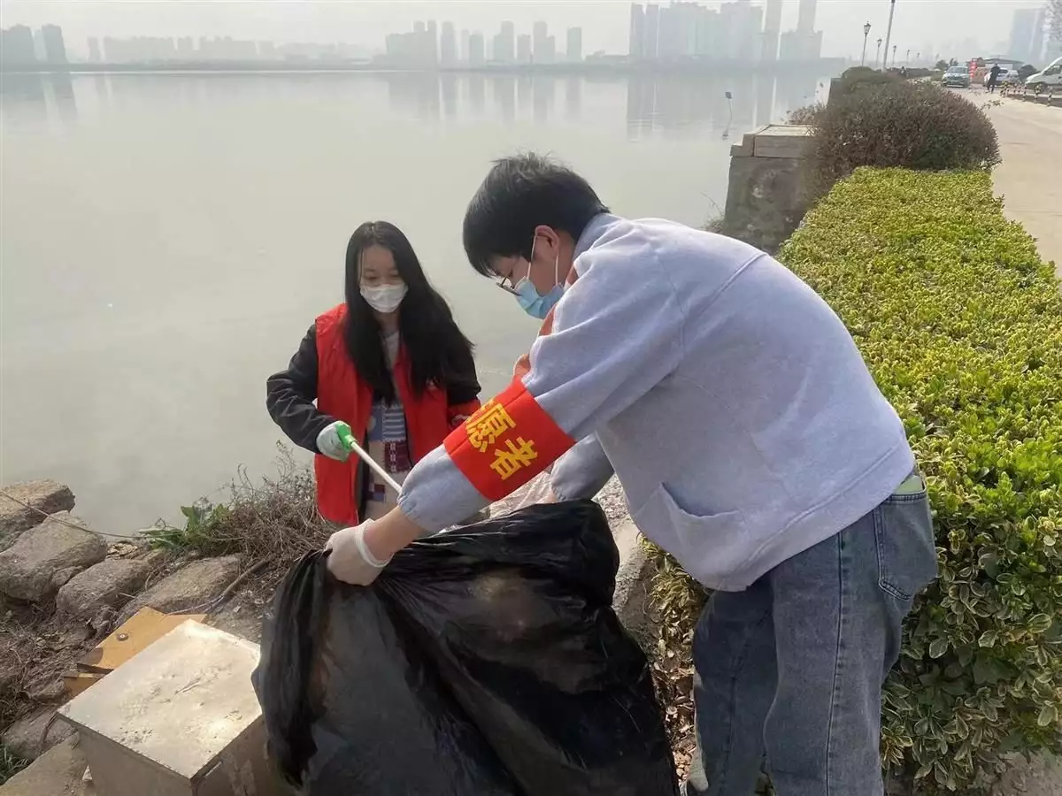 武汉洪山先建社区：扮靓湖岸我先行，环保理念入童心同样是演村妇，李沁遭全网嘲，赵丽颖成教科书，差异藏在基本功里