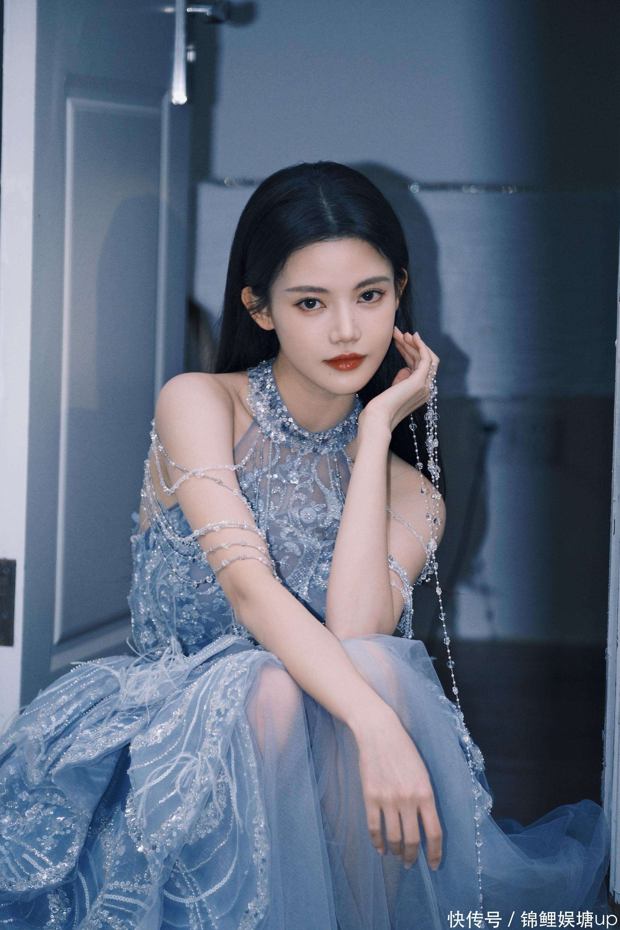 00后的孙珍妮太惊艳了，精致面容搭配成熟风，显得清纯又妩媚
