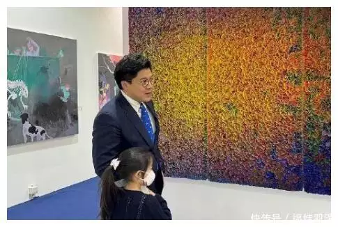 郭晶晶霍啟剛帶小女兒看展，6歲霍中妍背書包乖巧，穿一雙平價鞋播報文章