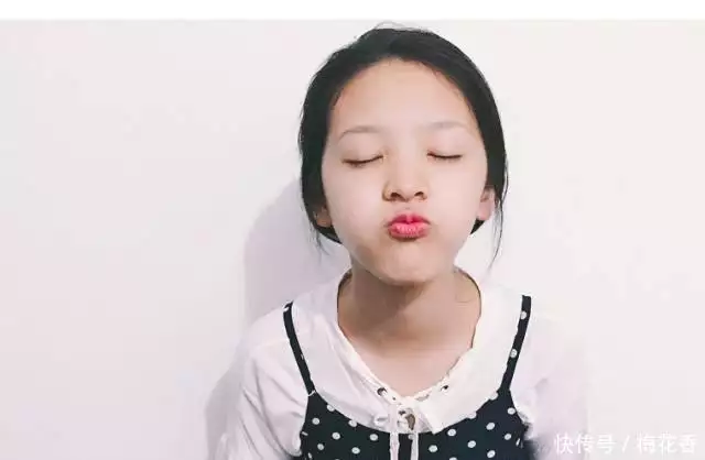 还以为章若楠有多美，看到她的浓妆后，老铁：不过是个网红罢了他把黄圣依捧上天再松手，曾每年给她2亿花着玩，如今却满眼嫌弃