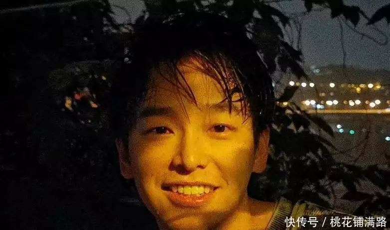 彭昱畅和女友甜蜜出街！26岁身材发福比49岁黄磊油腻，跟路人没差五十到六十岁开始走下坡路了，那就好好看看这三句话，很重要