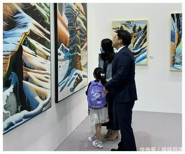 郭晶晶霍啟剛帶小女兒看展，6歲霍中妍背書包乖巧，穿一雙平價(jià)鞋播報(bào)文章