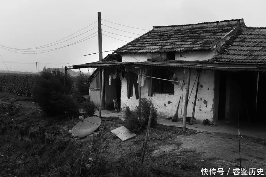 1981年,内蒙古老师花20元给学生买鞋,26年后学生给老师买一套房趣聊三国:千万别被领导当夜壶用了 1981年,内蒙古老师花20元给学生买鞋,26年后学生给老师买一套房趣聊三国:千万别被领导当夜壶用了