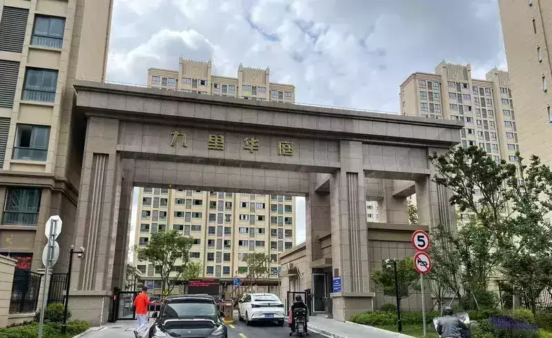 惊呆！沪上小区装修垃圾清运费，高达18000元！物业收费，被指“打闷包”→他演了大半辈子“日本大佐”，和妻儿定居日本，67岁又死在了日本(图4)