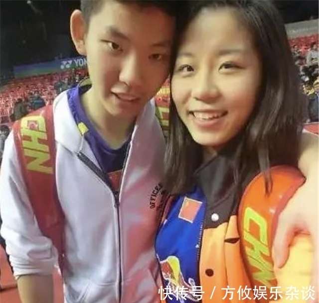 恋爱的味道!石宇奇骑抱贾一凡被夸身材好,戴她发卡又把小贾逗乐_【快资讯】