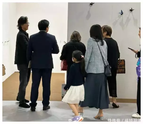郭晶晶霍啟剛帶小女兒看展，6歲霍中妍背書包乖巧，穿一雙平價(jià)鞋播報(bào)文章