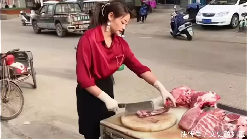 河南洛阳：时髦美女卖猪肉，走红网络受称赞，谁说女子不如男广东东莞，漂亮女子打扮时尚摆摊卖炒粉：勤劳的女人更美丽