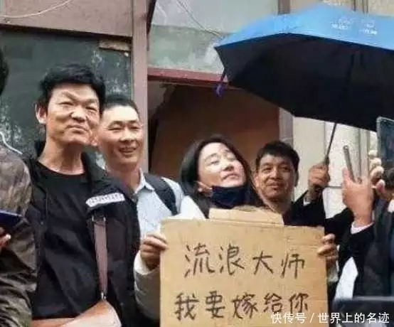 “流浪大师”沈巍：现场直播露宿年赚200万，丘壳后却将钱全部捐掉？当年他用1400张照片，毁掉刘嘉玲、谢霆锋和谢霆锋，现在怎么样了(图6)