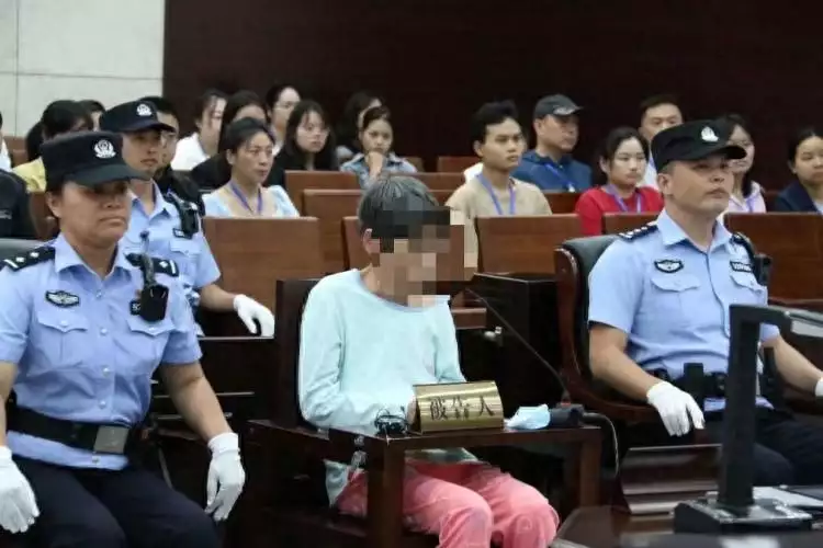 人贩子余华英被判死刑，受害者杨妞花：将带宣判结果祭拜父母播报文章语音播报文章，释放双眼