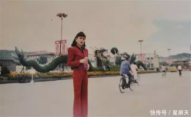 百万资产的反串演员，为何妻女离他而去？原因：爱女装胜过爱家庭她13岁开始整容，3年时间整容100次，现在大变样：“真人蛇精”