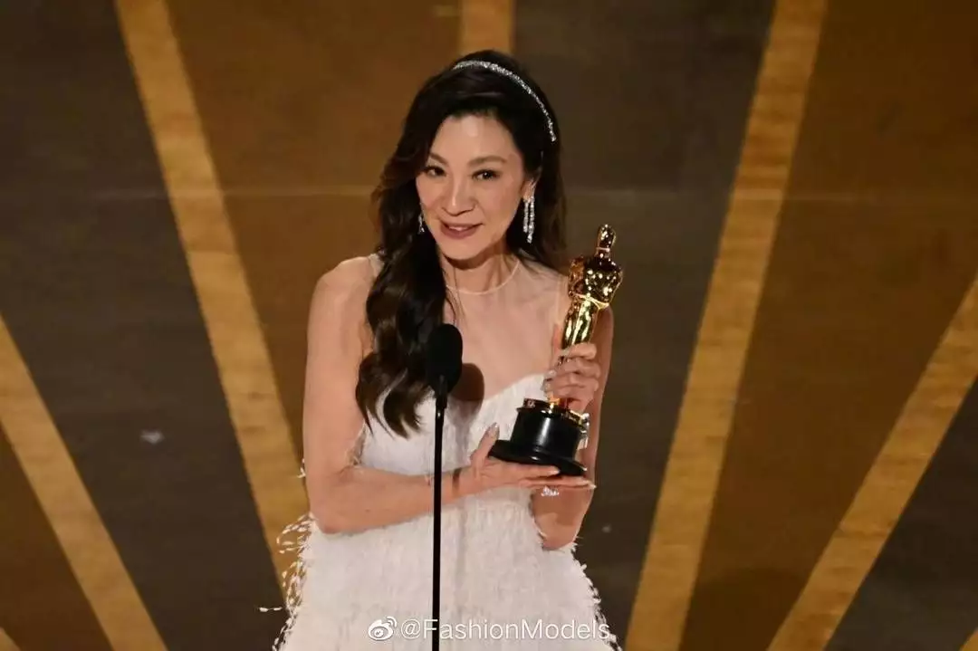 《瞬息全宇宙》横扫奥斯卡，杨紫琼喜获”影后“《狂飙》唯一没有落网的反派，别看他戏份不多，连徐忠得掂量一下(瞬息间的近义词)