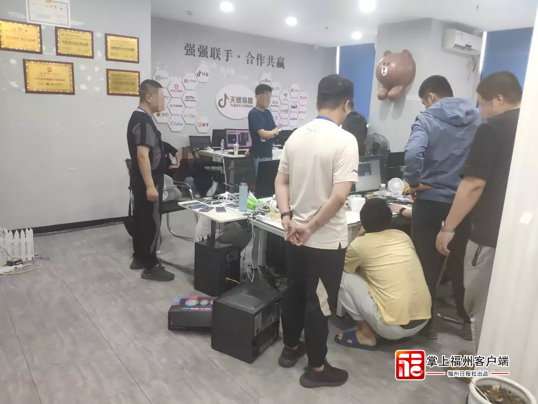 莆田疑犯抓获归案76人！黄圣依的混血儿女儿长大了，高帅富高到判罚，这才是真正的“娘娘”(图7)