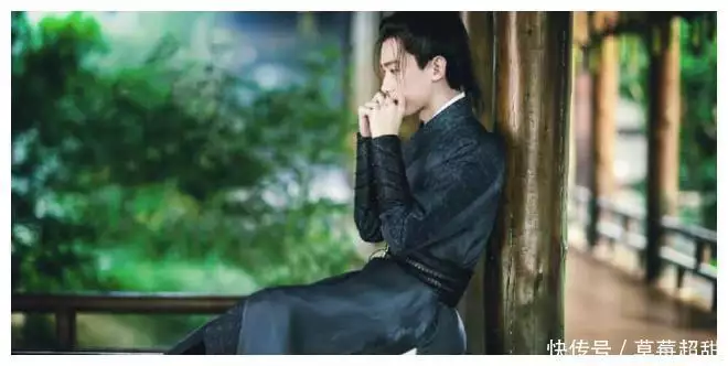 何为“公子世无双”?看看穿古装的白敬亭就知道了看起来老好人杨太岁,也是京城白衣案幕后主谋,徐骁真不知道吗? 何为“公子世无双”?看看穿古装的白敬亭就知道了看起来老好人杨太岁,也是京城白衣案幕后主谋,徐骁真不知道吗?