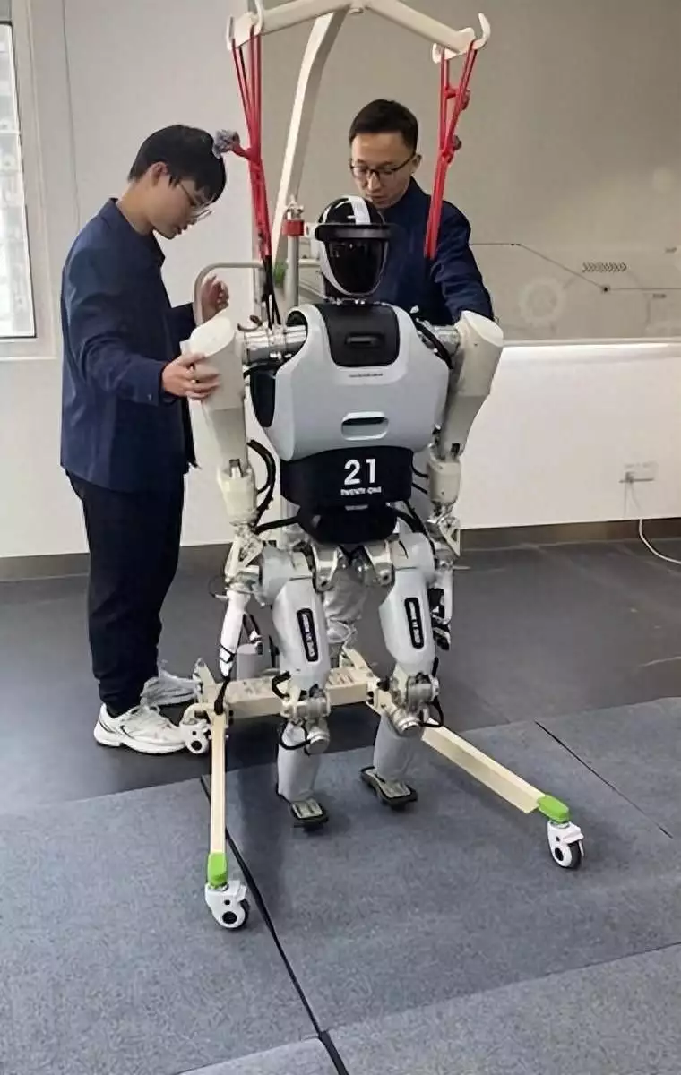 人形机器人迈开腿 AI大模型加速跑 上海