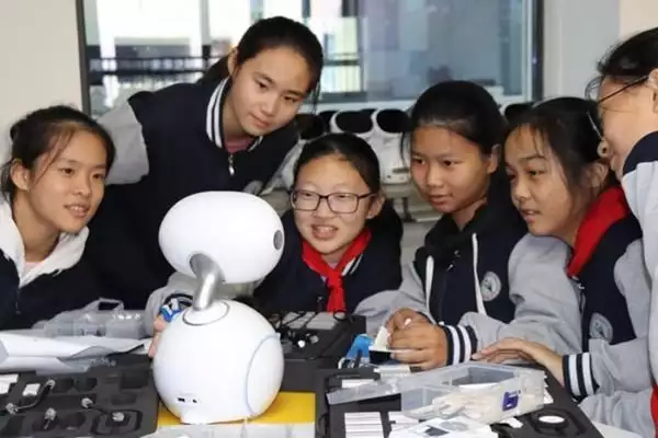 合肥一六八玫瑰园学校南校被教育部选为中小学人工智能教育基地男子参加聚会和女同学热吻，叮嘱朋友千万别拍照，更不能发朋友圈