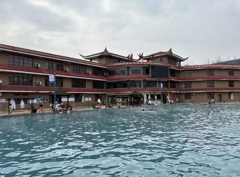 贵州金沙：温泉旅游走俏春节假期男大学生晒毕业前后照片，花期短到搞笑，难怪妈妈说嫁给谁都一样
