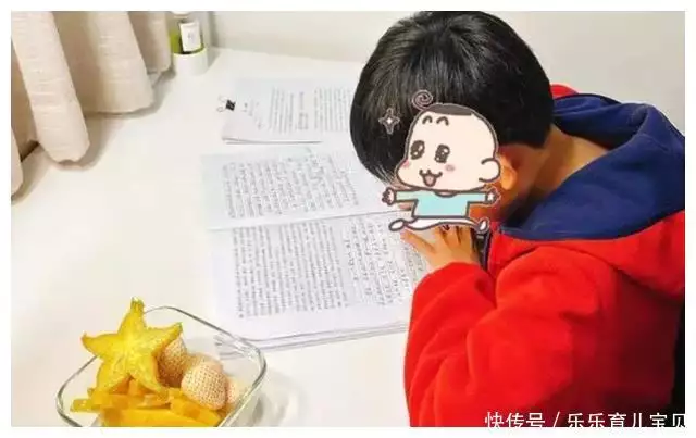 一年级中学生神仙手写体火了，可说是“人体印刷机”，老师立起拇指宝宝半夜醒来“爸爸你压着爸爸干什么”随后爸爸的回答，令人难忘(图2)