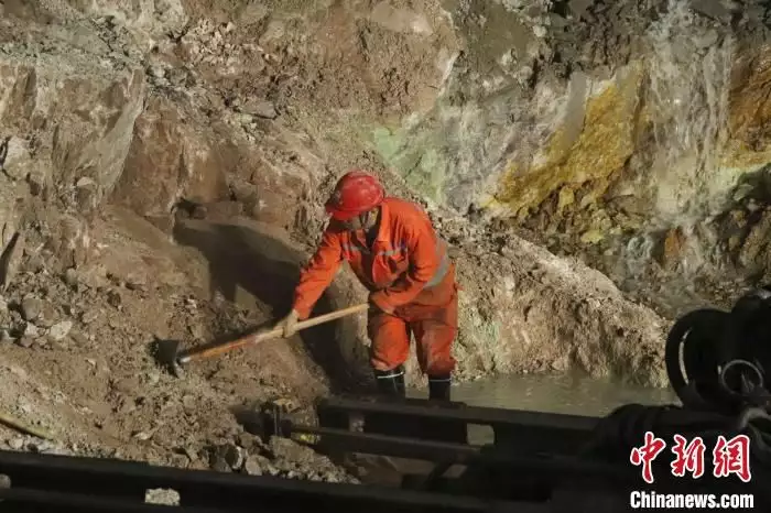 青岛胶州湾二隧施工至海面下115米 系目前国内海底道路隧道最深深度